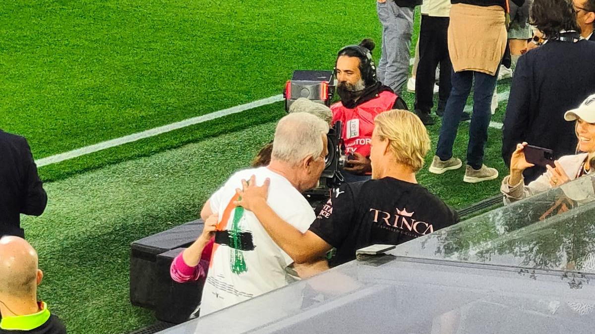 Venezia-Palermo, abbraccio e chiacchere tra Niederauer e Pohjanpalo a bordocampo