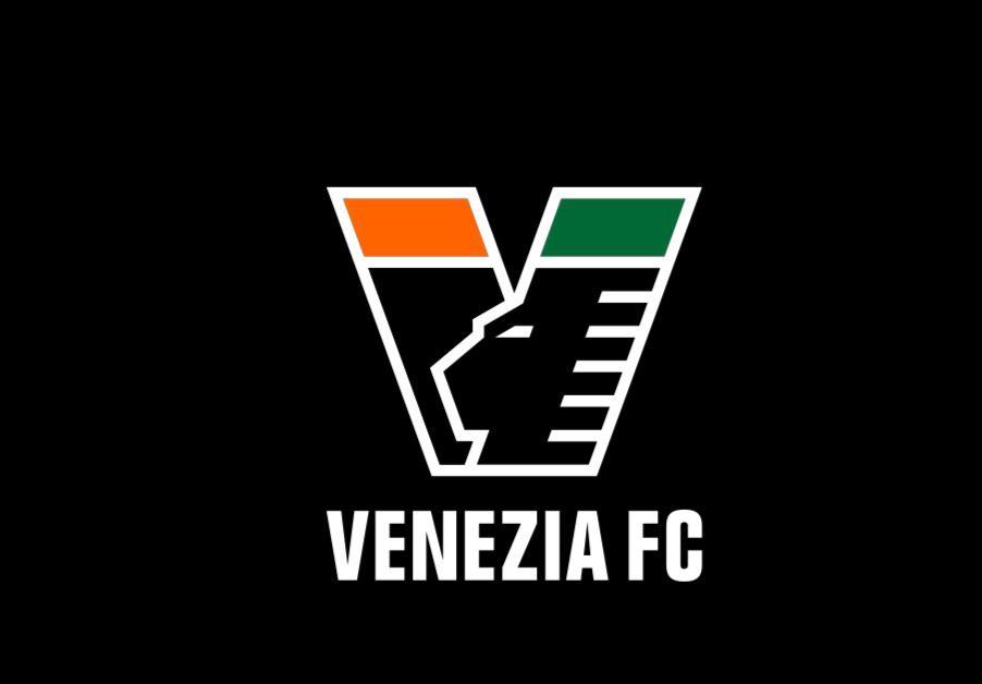 Venezia, presentato il logo aggiornato del club: ecco l'immagine