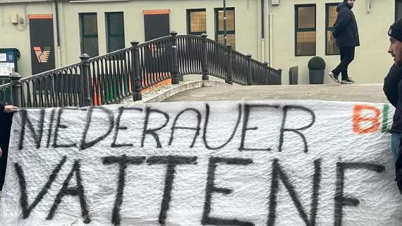 Venezia-Verona, nel prepartita compare lo striscione: "Niederauer vattene"