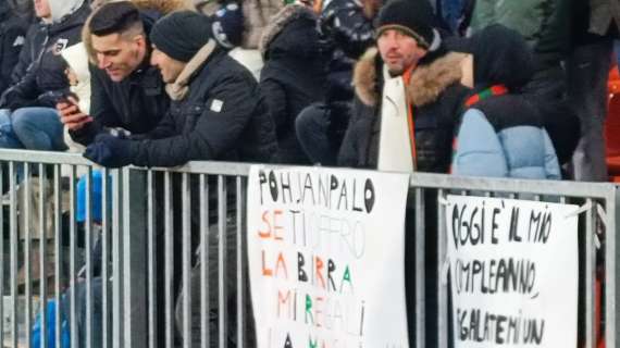 Venezia-Cagliari, in Curva Sud c'è il cartellone con proposta: una birra in cambio della maglia di Pohjanpalo