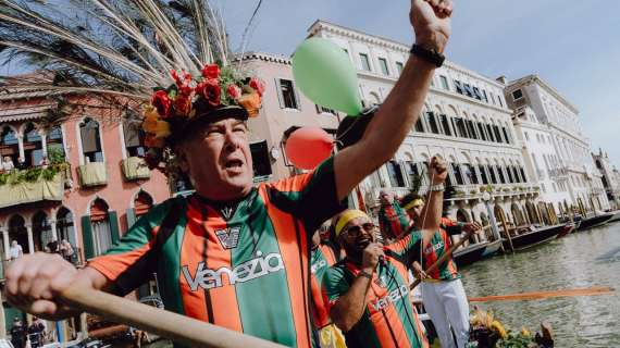 Venezia, la Società Canottieri Treporti sfila nella Regata Storica con la terza maglia
