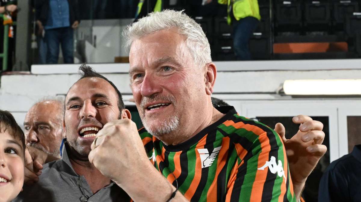 Venezia in Serie A, l'abbraccio della squadra in spogliatoio con Niederauer