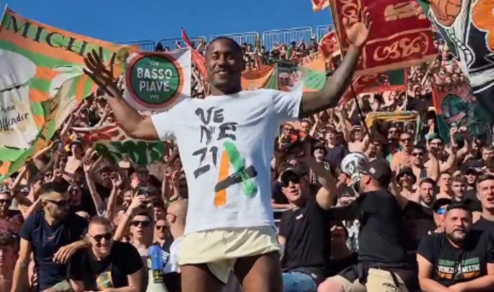 Venezia, i tifosi portano in trionfo il dieci a suon di cori: "YeboAh, YeboAh!"