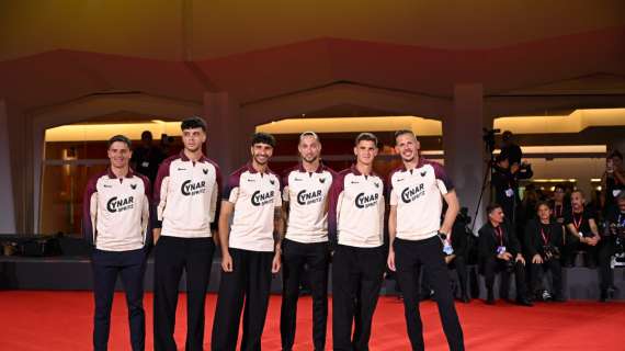 Venezia, una delegazione di giocatori sfila sul red carpet della Mostra del Cinema