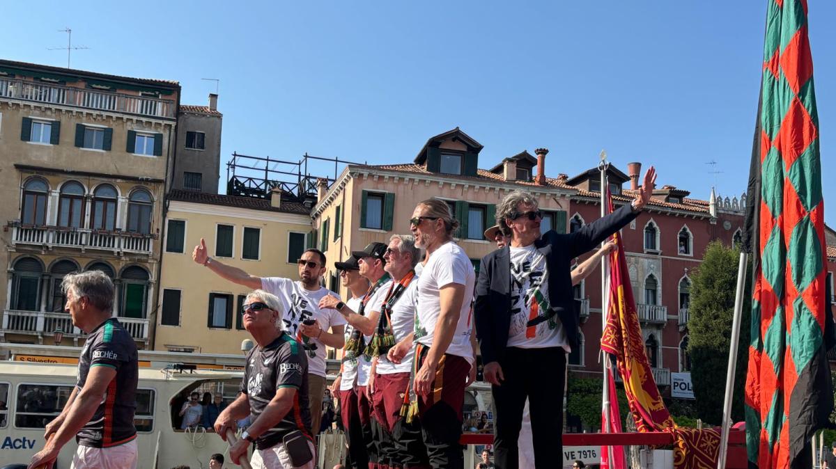 Venezia, la laguna si tinge di arancioneroverde con il corteo in Canal Grande