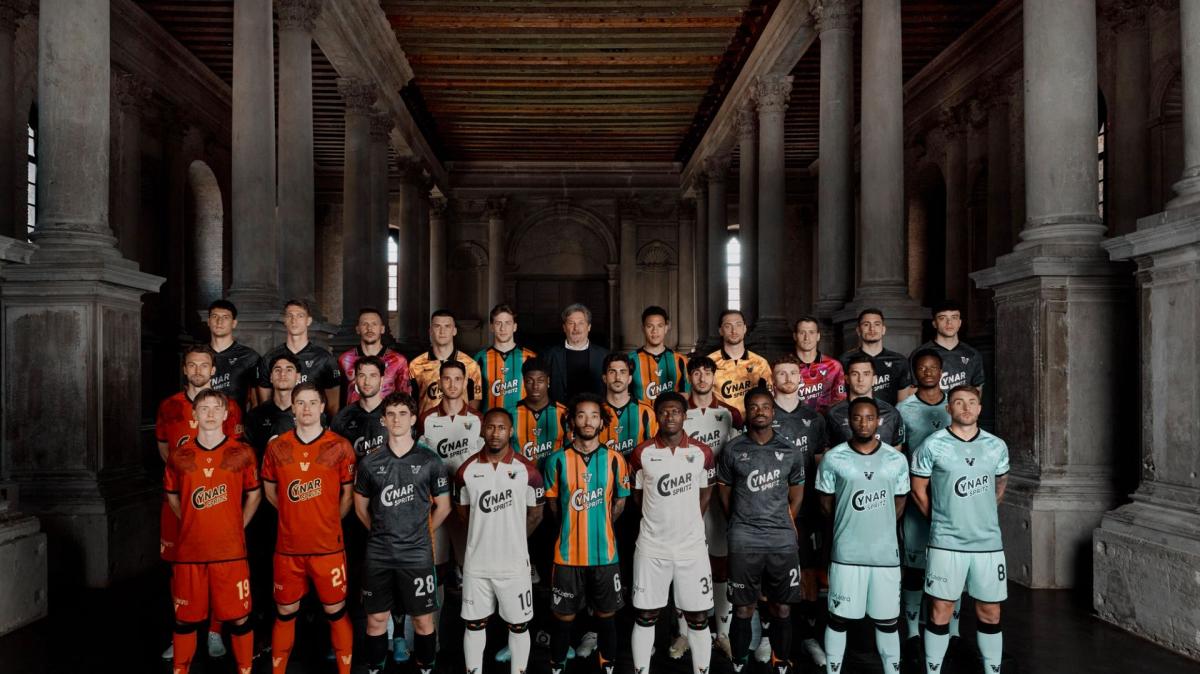 Venezia in visita alla Scuola Grande della Misericordia: prima squadra in posa con tutte le divise