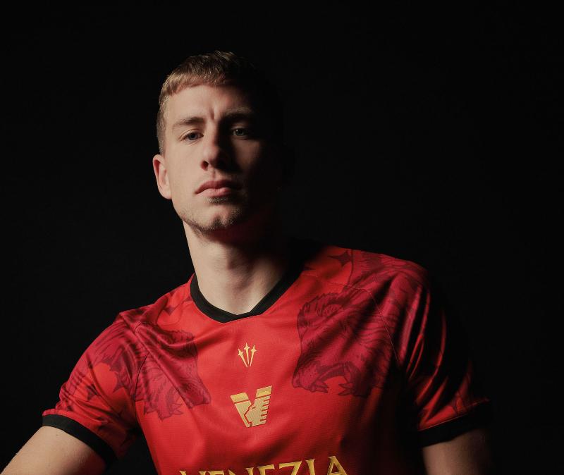 Venezia, presentata la quarta maglia realizzata in collaborazione con Drake Ramberg