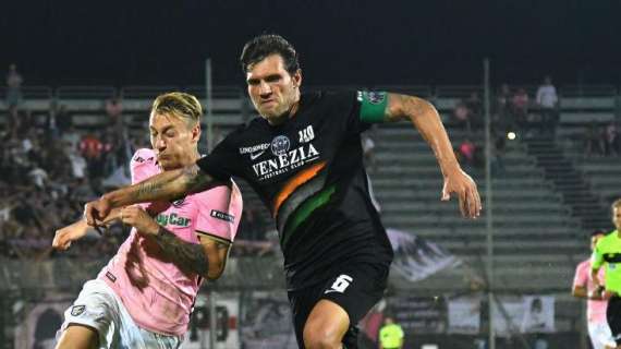 Venezia-Catanzaro, nel prepartita maglia speciale per Domizzi
