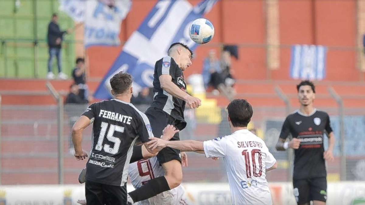 Virtus Francavilla e Sarnese non vanno oltre lo 0-0: biancazzurri in 10 contro 11 per 25 minuti