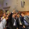 Gualtieri come Totti, l'Assemblea Capitolina festeggia il voto per lo Stadio della Roma con un selfie. FOTO!