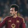 Roma-Cagliari, Hummels consegna il premio di migliore in campo a Svilar