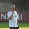 Mourinho inquadra il suo staff che si allena in palestra. Il portoghese ascolta My Way