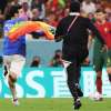 Qatar 2022 - Invasore con drappo arcobaleno e maglia pro iraniane