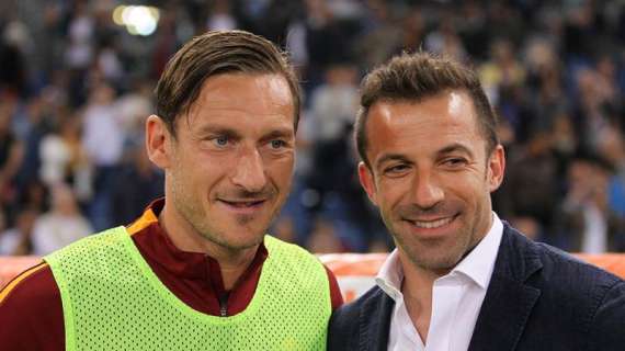 Del Piero saluta Totti prima della partita. FOTO!