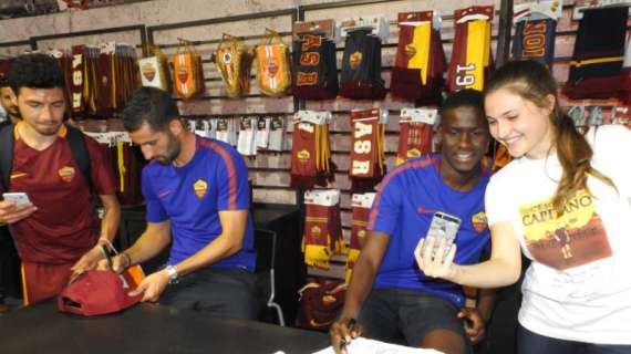 PINZOLO - Gonalons e Keba firmano autografi all'AS Roma Store. FOTO! VIDEO!