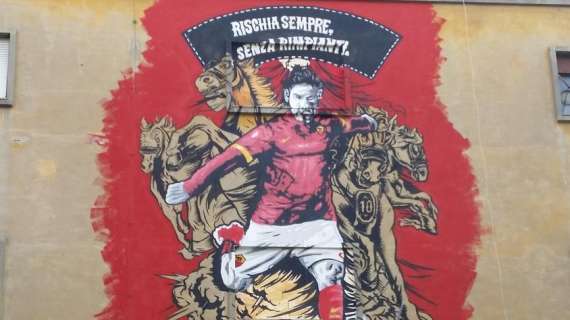 Murales per Totti sulla facciata dell'ex rimessa Atac a Piazza Ragusa. FOTO!