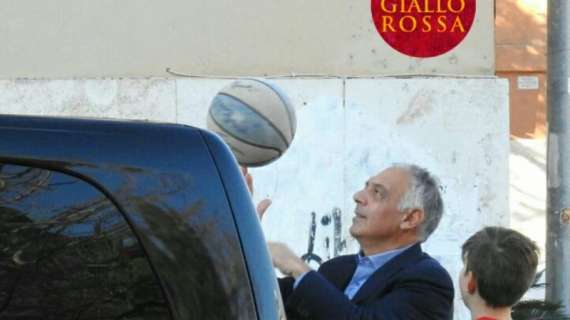 Pallotta si ferma con un bambino appassionato di basket