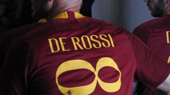 Trigoria, presente tutta la squadra alla conferenza di De Rossi. Abbraccio con i giocatori al termine. FOTO!