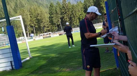 Autografi per Di Francesco prima dell'allenamento: "La discussione con il tifoso? Nulla di personale, è tutto finito lì". FOTO! VIDEO!