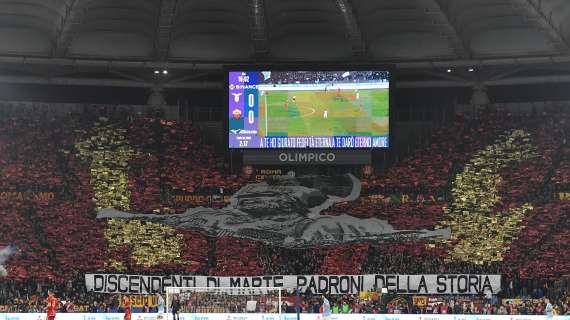 Lazio-Roma, lo striscione della Curva Sud: "Discendenti di Marte, padroni della storia"