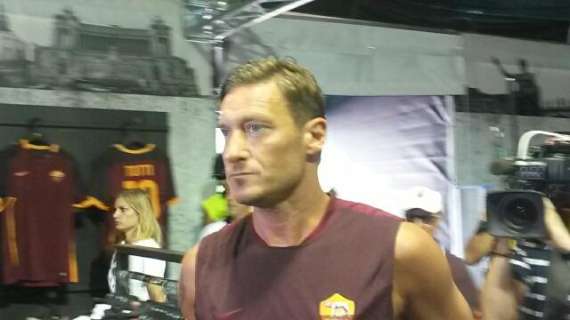 PINZOLO - Totti firma autografi all'AS Roma Store: "Il mio segreto? Essere professionista fuori e dentro dal campo". FOTO! VIDEO!