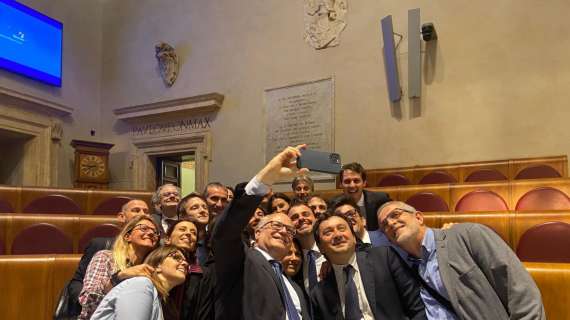 Gualtieri come Totti, l'Assemblea Capitolina festeggia il voto per lo Stadio della Roma con un selfie. FOTO!