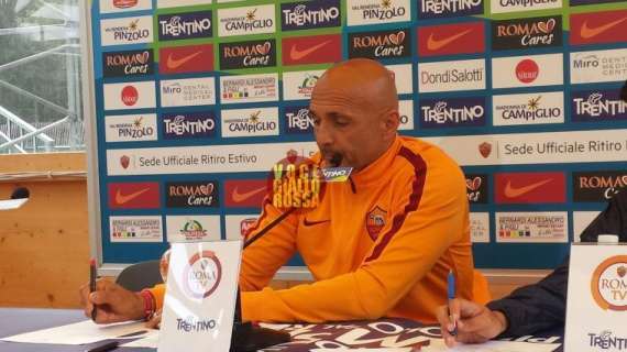 Spalletti in conferenza stampa con due giocatori dopo Roma-Liverpool