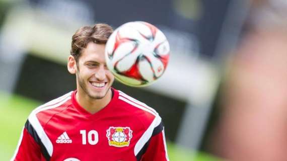 Bayer Leverkusen, Calhanoglu: "Punizioni? Mi ispiro a Beckham e Juninho"