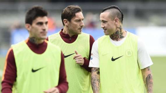 Totti e Nainggolan adottano due cuccioli di bulldog. VIDEO!