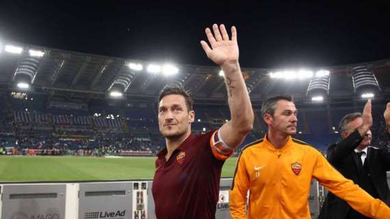 I giocatori della Roma salutano i tifosi. FOTO! VIDEO!