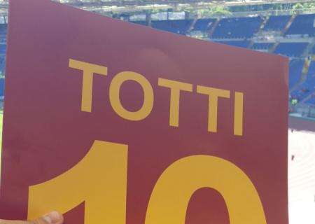 La coreografia dell'Olimpico per Totti a fine partita. FOTO!