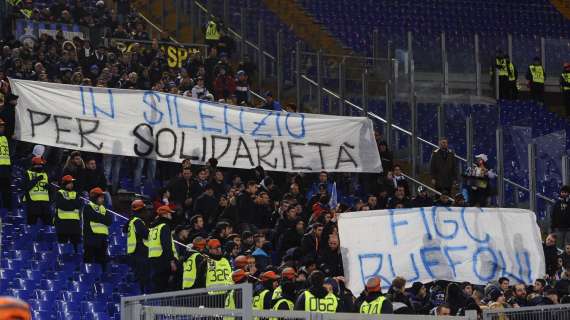 Striscione dei tifosi dell'Inter: "In silenzio per solidarietà". FOTO!