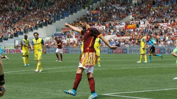 Dopo il terzo gol Pjanic rende omaggio a Totti