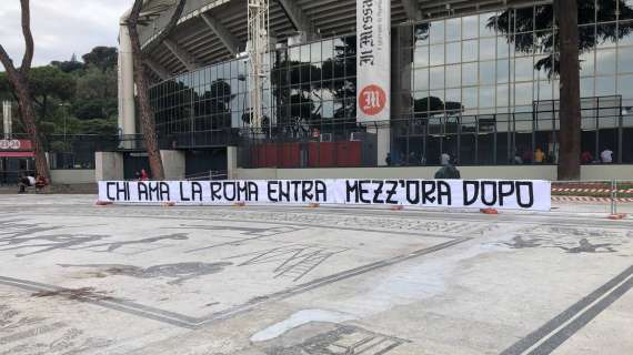 Roma-Udinese, lo striscione dei tifosi fuori dall'Olimpico: "Chi ama la Roma entra mezz'ora dopo". Strade chiuse attorno allo stadio. FOTO!