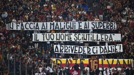 Roma-Udinese, la Tribuna Tevere a De Rossi: "Rimarrai l'essenza del romanismo". La  Nord: "Il tuo nome scintillerà". La Sud: "Cambiano gli allenatori ma no i giocatori"