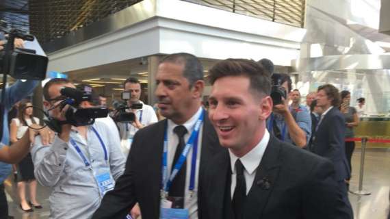 Barcellona, due poliziotti si fanno un selfie con Messi. FOTO!