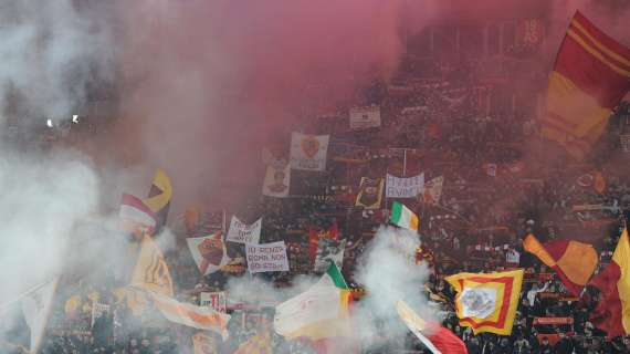 Curva Sud: "Solo la maglia, tifiamo solo la maglia". Bordate di fischi al 90'