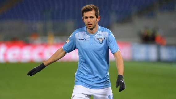 Lulic non prende bene i festeggiamenti di due tifose romaniste. FOTO!