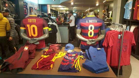 La maglia di Totti nello store del Barcellona di Plaça Catalunya. FOTO!
