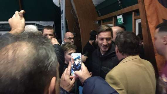 Evento Curva Sud - Totti: "Vogliamo che tornino i tifosi allo stadio". De Rossi: "Si è perso lo spirito di personaggi come De Vivo". Florenzi: "Siamo tutti fratelli". FOTO! VIDEO!