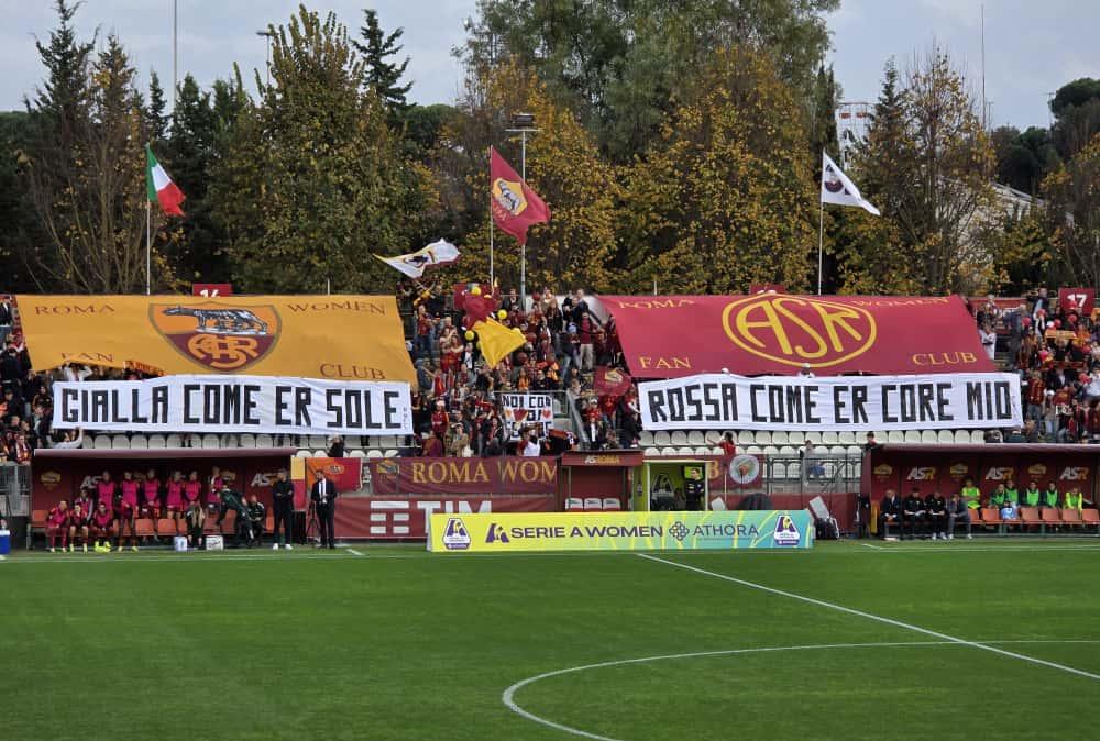 Roma-Lazio Femminile, lo striscione dei tifosi giallorossi: "Gialla come er sore, rossa come er core mio". FOTO!