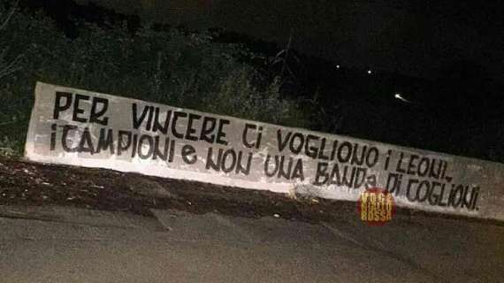 Striscione a Trigoria: "Per vincere ci vogliono i leoni, i campioni e non una banda di co****ni". FOTO!