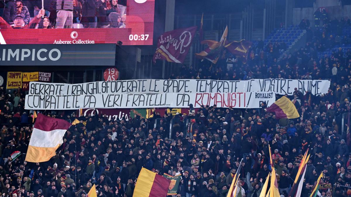 Roma-Napoli - Striscione in Sud nel prepartita: "Serrate i ranghi, sfoderate le spade, temprate le vostre anime. Combattete da veri fratelli... da romanisti!". FOTO!