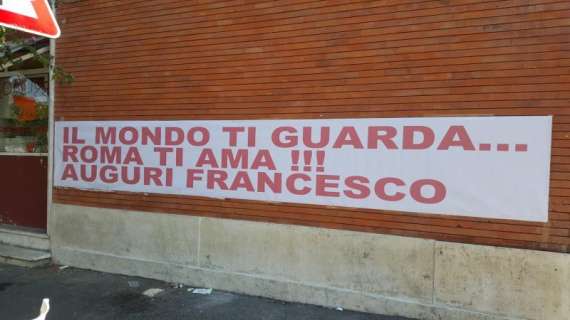 Striscione per Totti a Via Vetulonia: "Il mondo ti guarda... Roma ti ama!". FOTO!