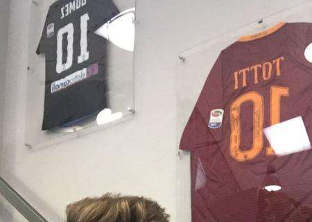 Atalanta, per Gomez un selfie con la maglia di Totti. FOTO!