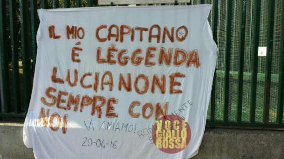 Striscione per Totti e Spalletti a Trigoria: "Il mio capitano è leggenda. Lucianone sempre con noi"