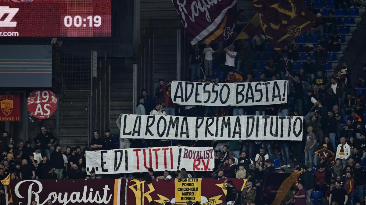 Roma-Atalanta - Striscione in Curva Sud: "Adesso basta! La Roma prima di tutto e di tutti". 