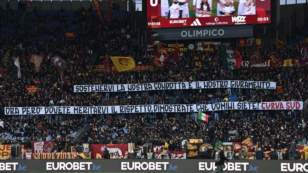 Striscione in Curva Sud: "Ora dimostrate che uomini siete"