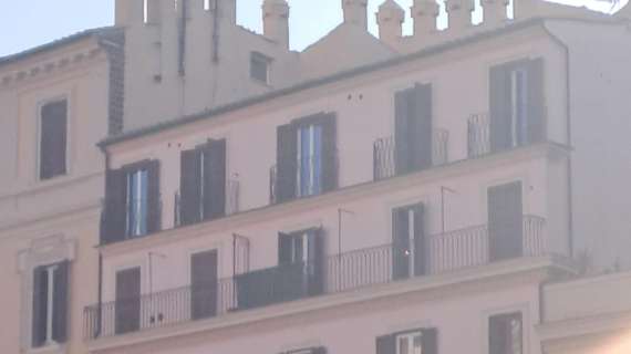 "Lotito libera la Lazio", striscione su palazzo vicino a Camera