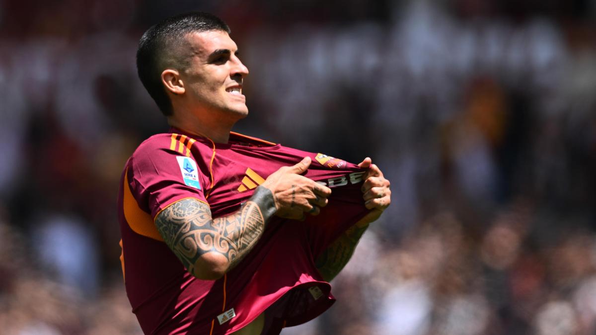 Roma-Lazio - La folle corsa di Mancini sotto la Curva Sud dopo il gol, l'inchino dopo il raddoppio